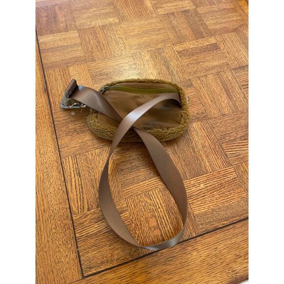 Lululemon Everywhere Sherpa Belt Bag in golden brown - Picture 3 of 7